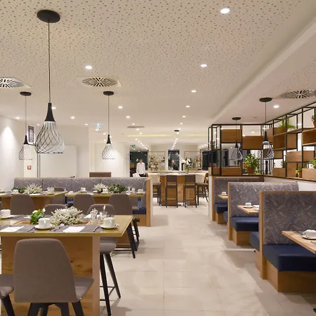 Wyndham Garden Messe Отель 4*