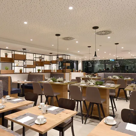 Wyndham Garden Messe Отель 4*