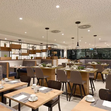 Wyndham Garden Messe Hotel 4*