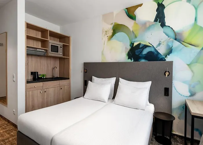 Hotel Wyndham Garden Messe 4*